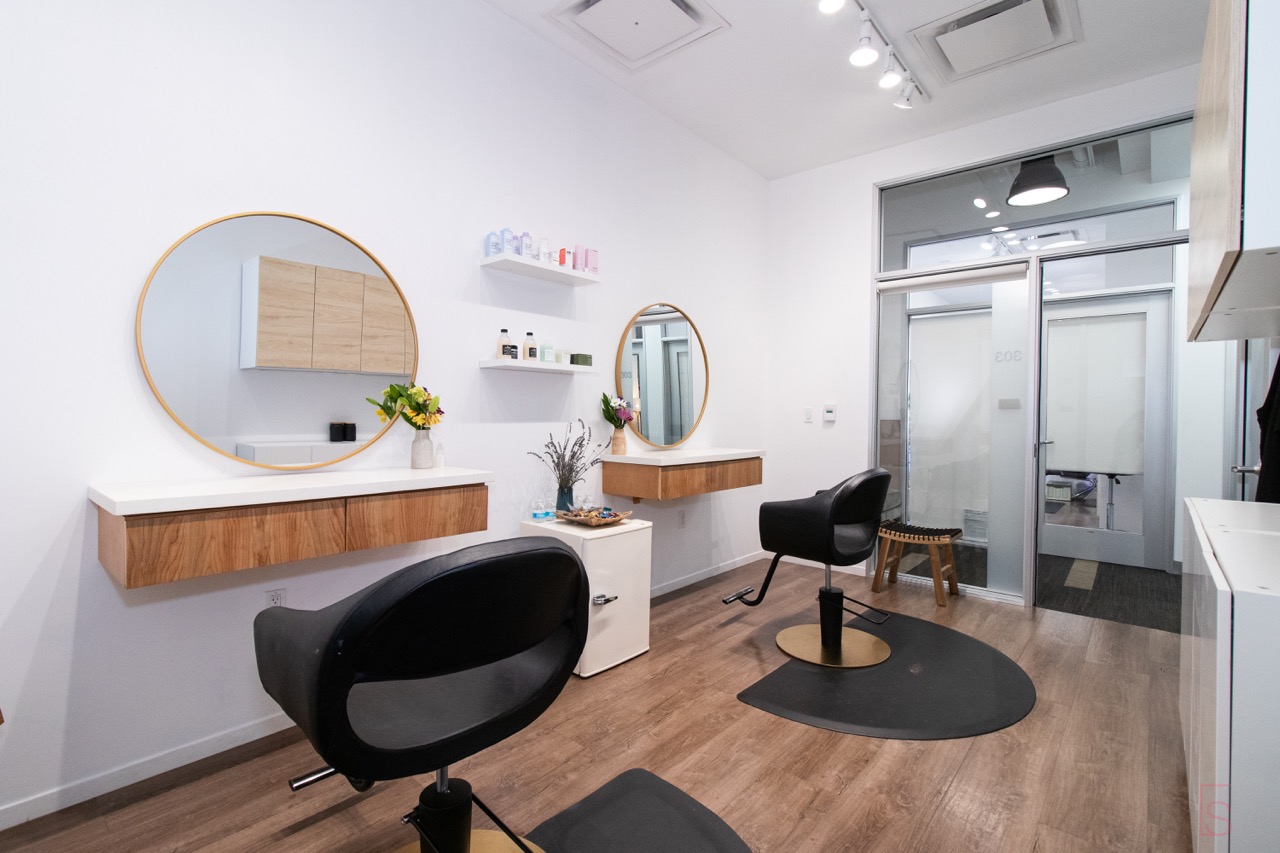 Salon studios may come with or without pre-built shelves and cabinetry. This studio was created without any supplied furnishings, allowing a more custom look.
